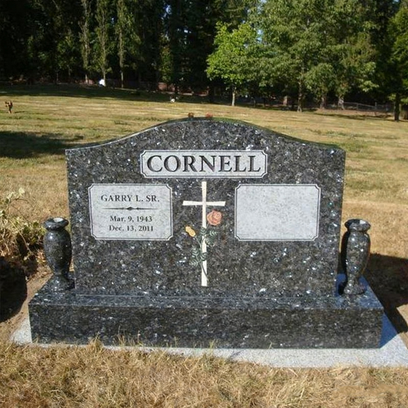 Pierre tombale compagnon en granit à motif de roses croisées