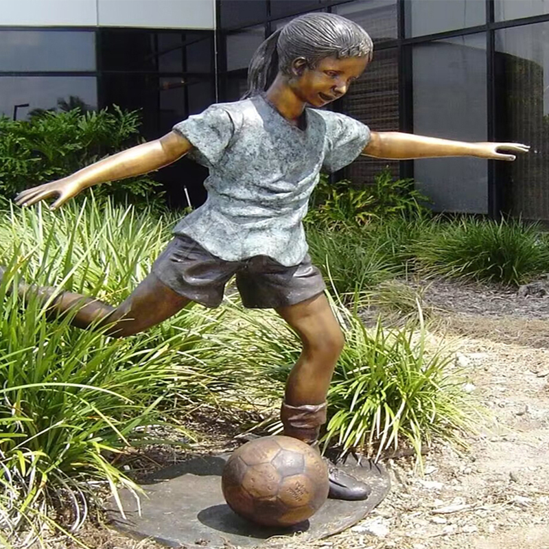Sculpture de fille de football en bronze
