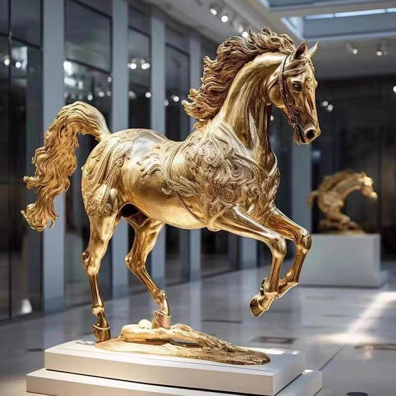 Sculpture de cheval doré en fibre de verre