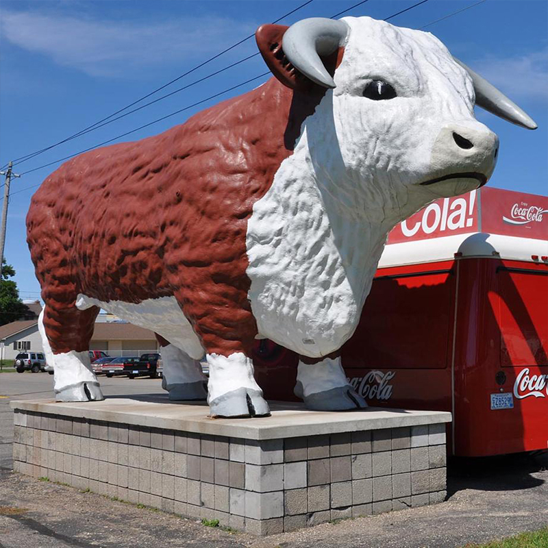Sculpture géante de vache à fleurs en fibre de verre